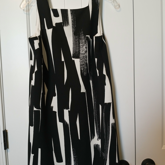 London Times Dresses & Skirts - London Times Monochrome Brushstroke Midi Dress